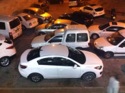 يافا: مطالب بحل أزمة موقف السيارات أمام مسجد العجمي بالمدينة 